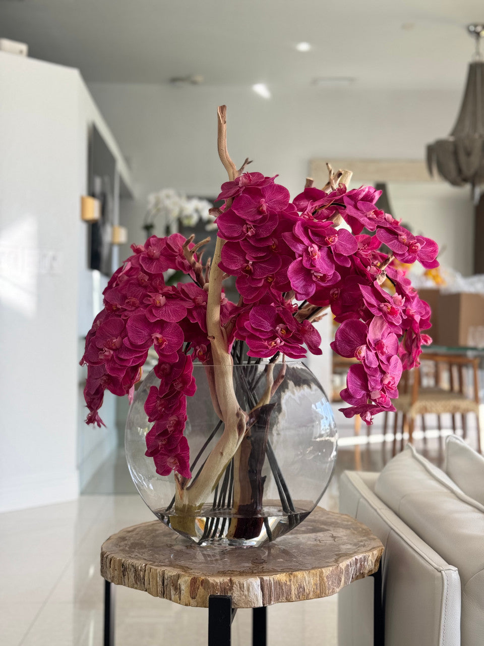 Vase lune en verre 16" aux orchidées roses et bois flotté