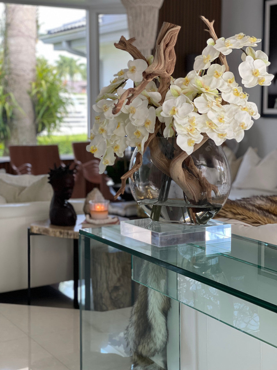Vase lune 16" aux orchidées blanches