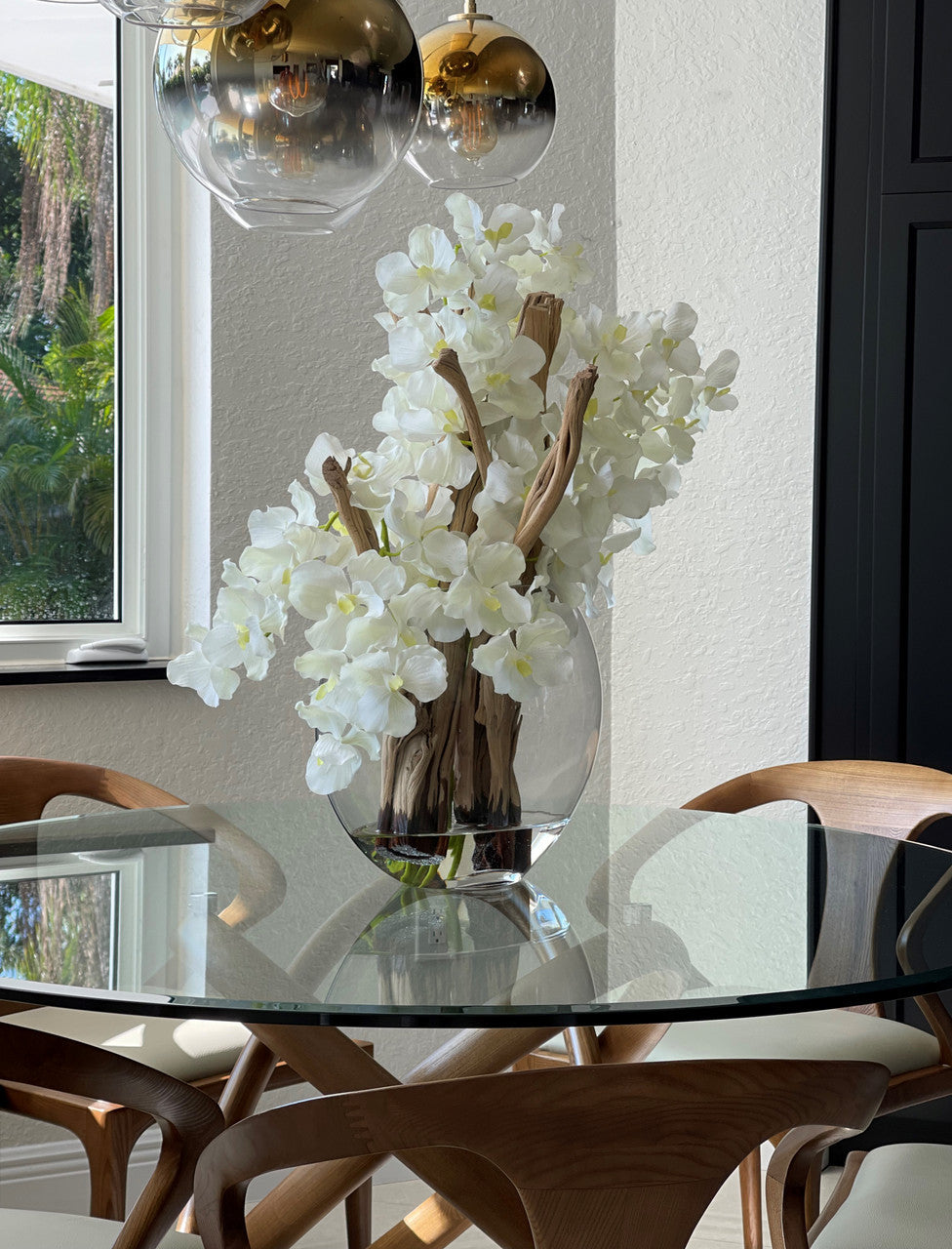 Vase lune 16" aux orchidées Vanda blanches