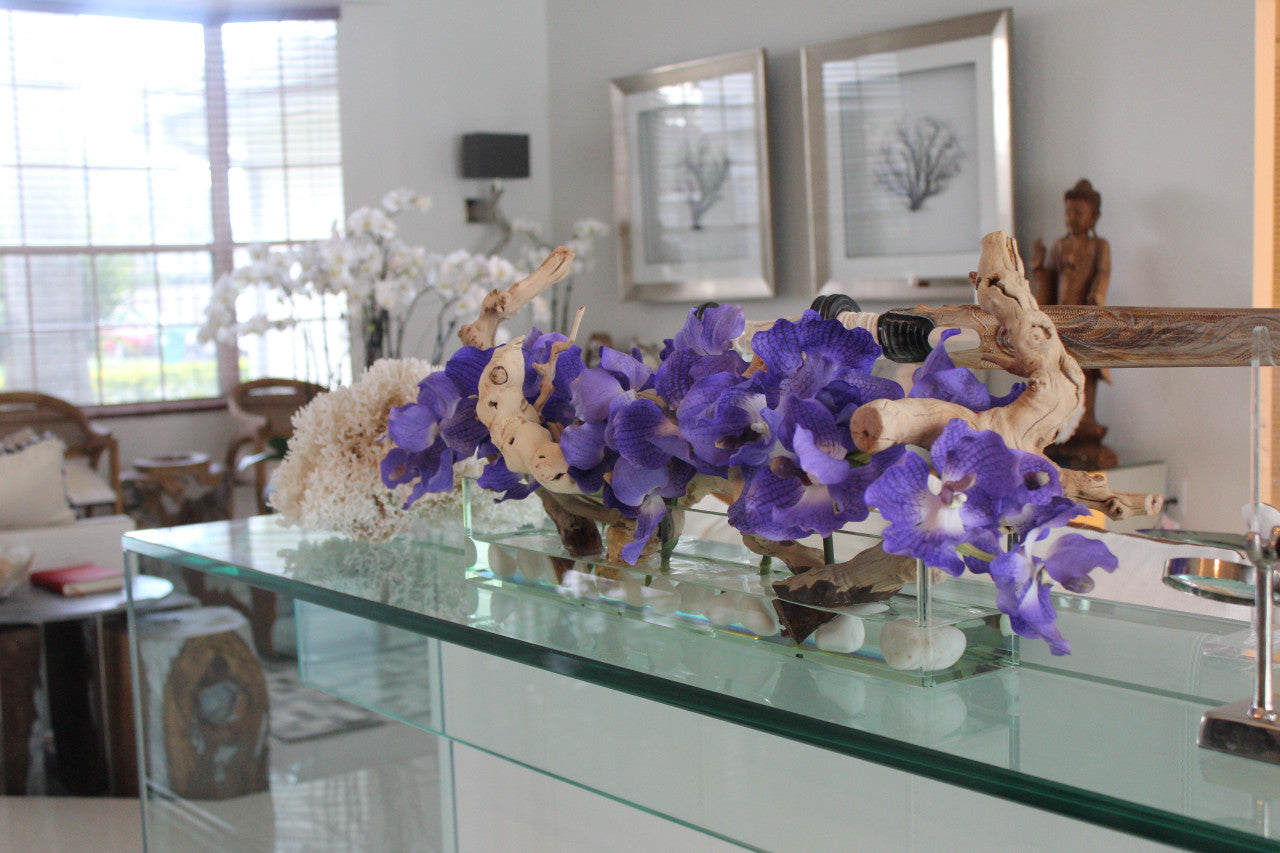 Cache-pot en verre plat Casa Moderna 24" aux orchidées Vanda violettes