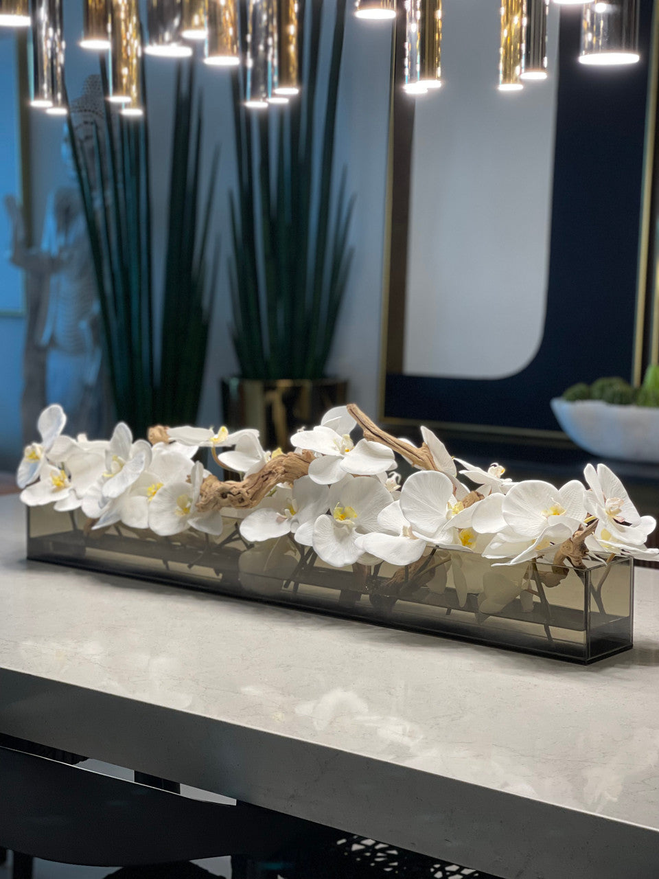 Cache-pot en verre plat teinté noir Casa Moderna 36" aux orchidées Phalaenopsis blanches