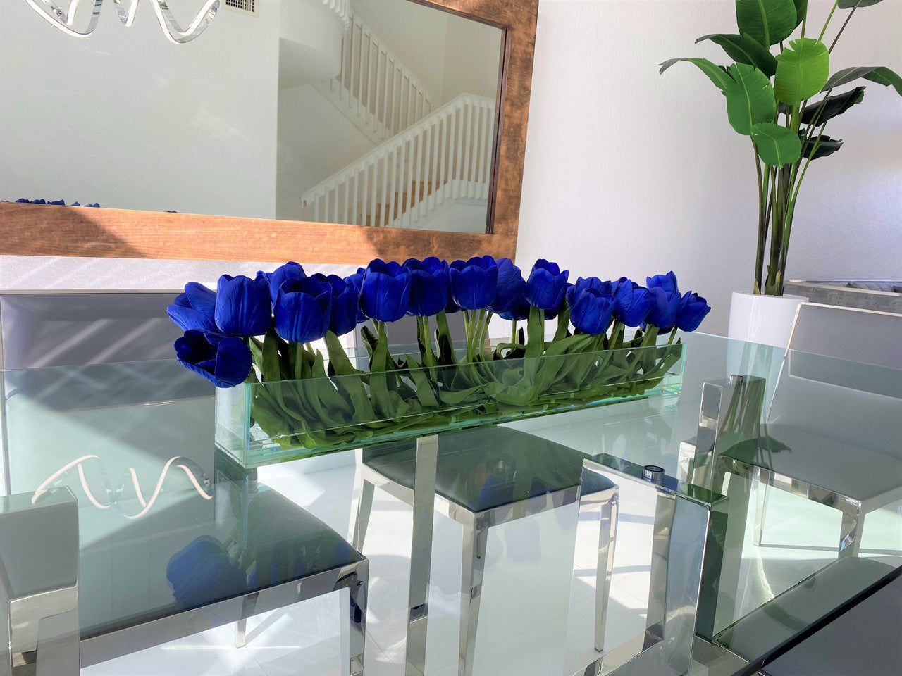 Cache-pot en verre plat Casa Moderna 36" aux tulipes bleues