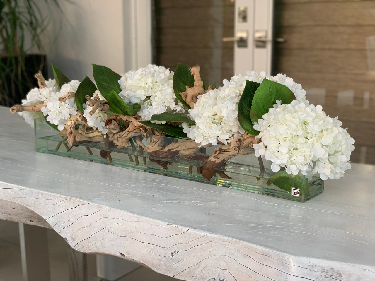 Cache-pot en verre plat Casa Moderna 36" aux hortensias blancs et bois flotté