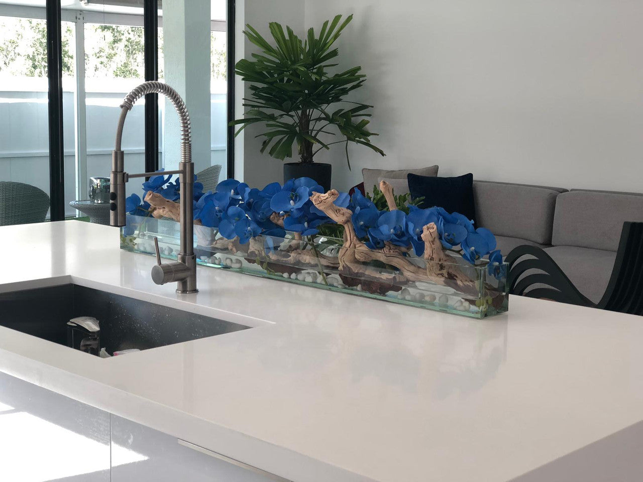 Cache-pot en verre plat Casa Moderna 48" aux orchidées bleues
