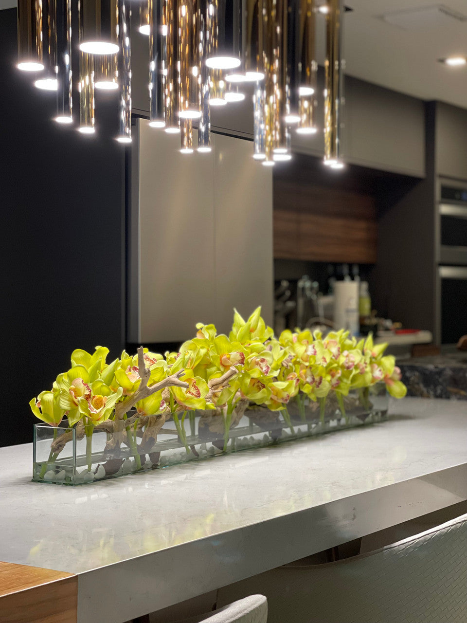 Cache-pot en verre plat Casa Moderna 48" aux orchidées cymbidiums vertes