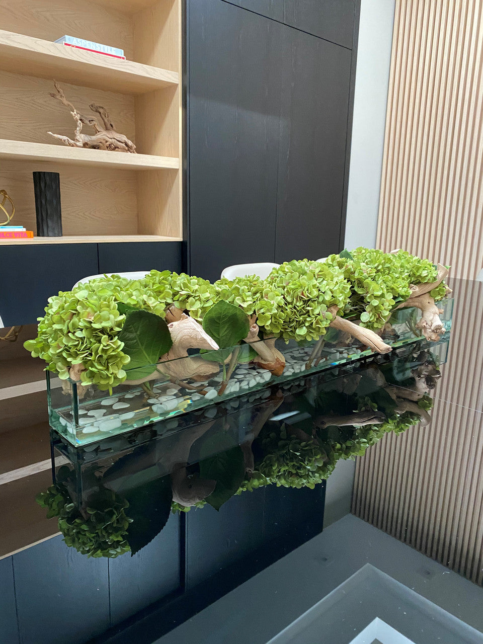Cache-pot en verre plat Casa Moderna 48" aux hortensias verts et bois flotté