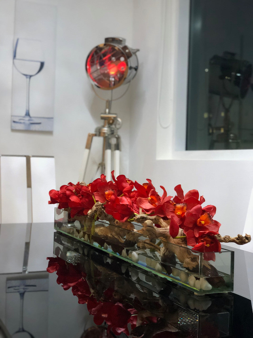 Cache-pot en verre plat Casa Moderna 48" aux cymbidiums rouges