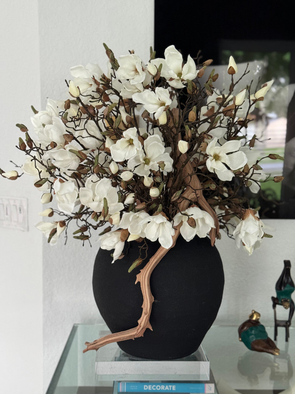 Vase Konos noir aux magnolias blancs
