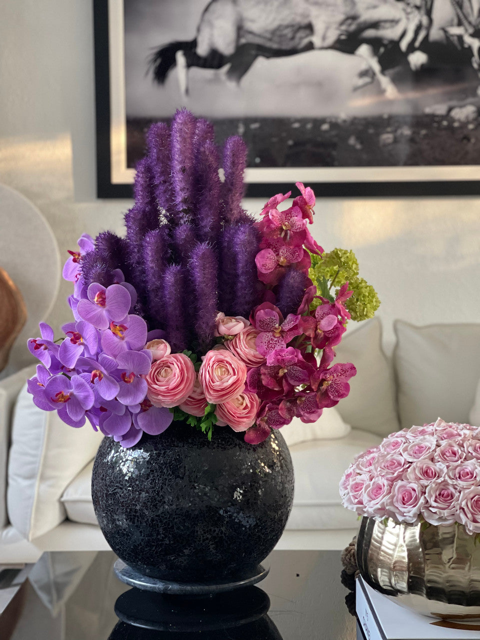 Vase mosaïque noir aux liatris et orchidées