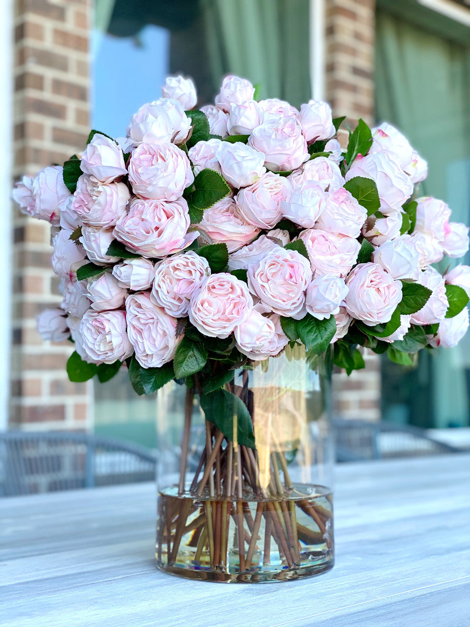 Roses anglaises blush dans vase Rota en verre 16"