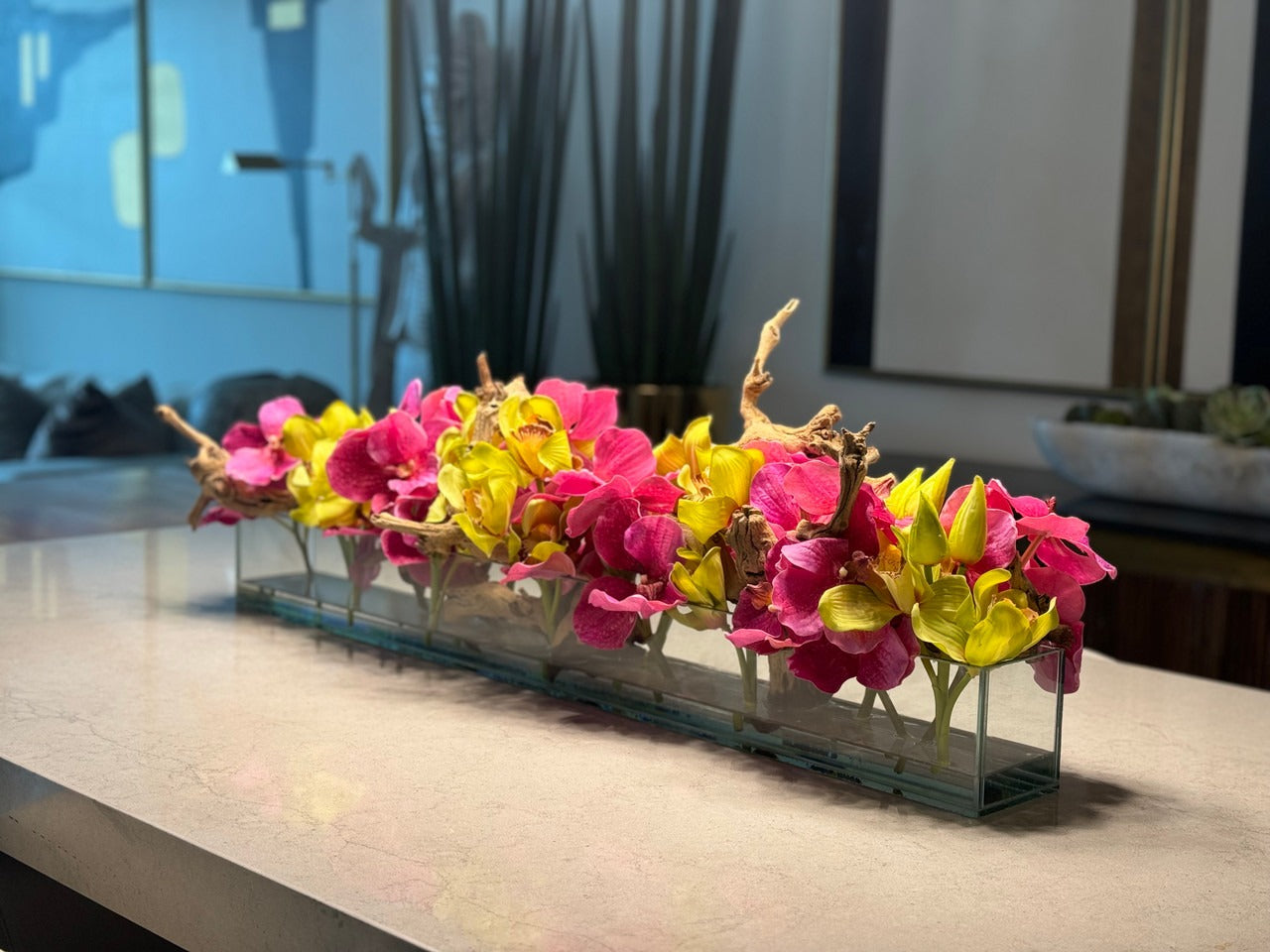 Cache-pot en verre Casa Moderna aux Vanda roses et cymbidiums verts