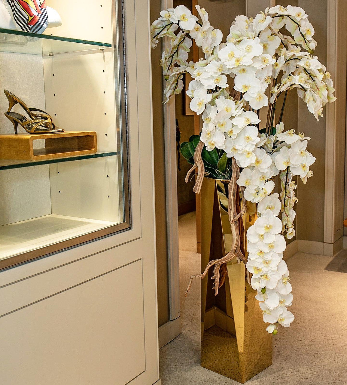 Orchidées Phalaenopsis retombantes dans cache-pot Prism doré