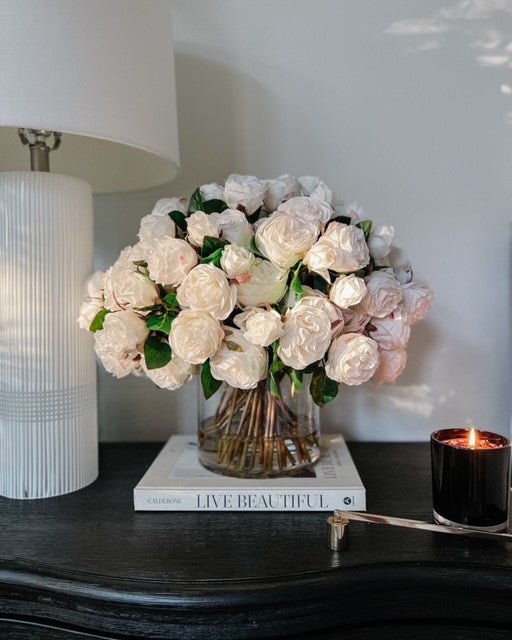 Roses anglaises dans cylindre en verre transparent