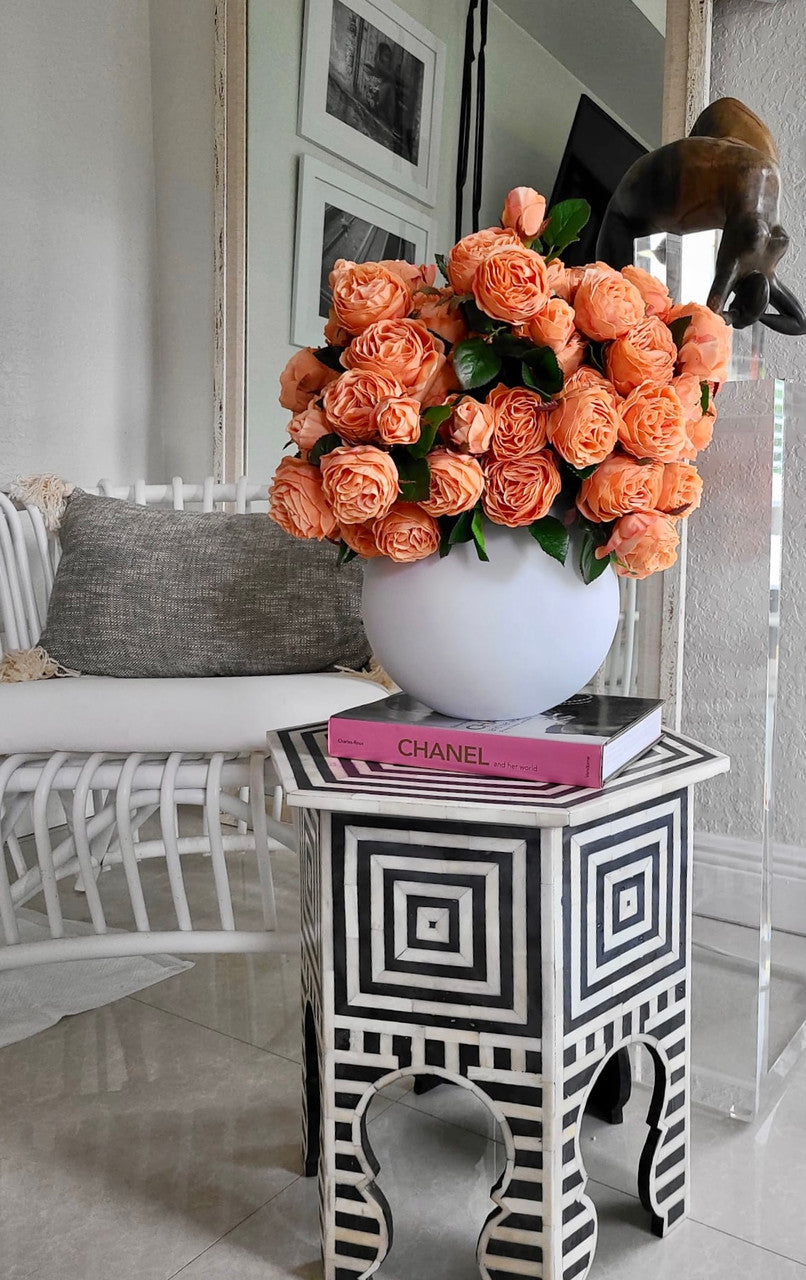 Roses anglaises dans vase bocal blanc mat