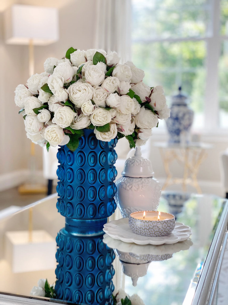 Roses anglaises blanches dans vase texturé bleu
