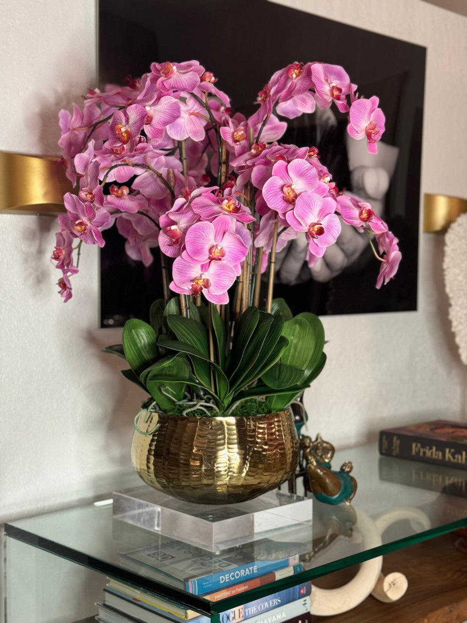 Composition florale d'orchidées Phalaenopsis rose clair en cache-pot doré moyen