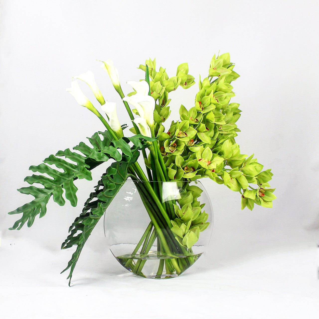 Vase lune aux cymbidiums verts et callas