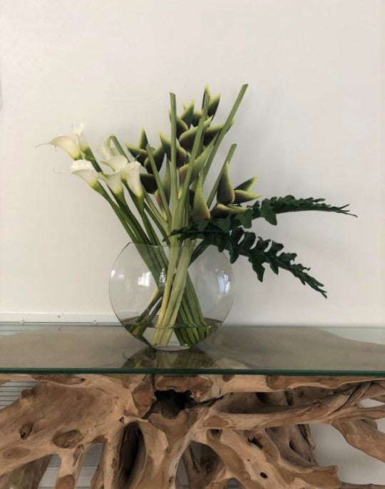 Vase lune aux héliconias verts et callas
