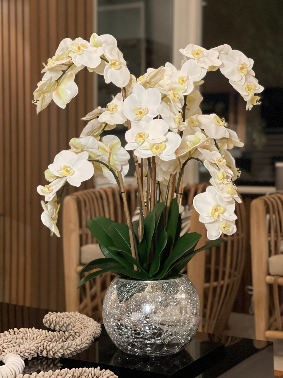 Orchidées en vase miroir craquelé