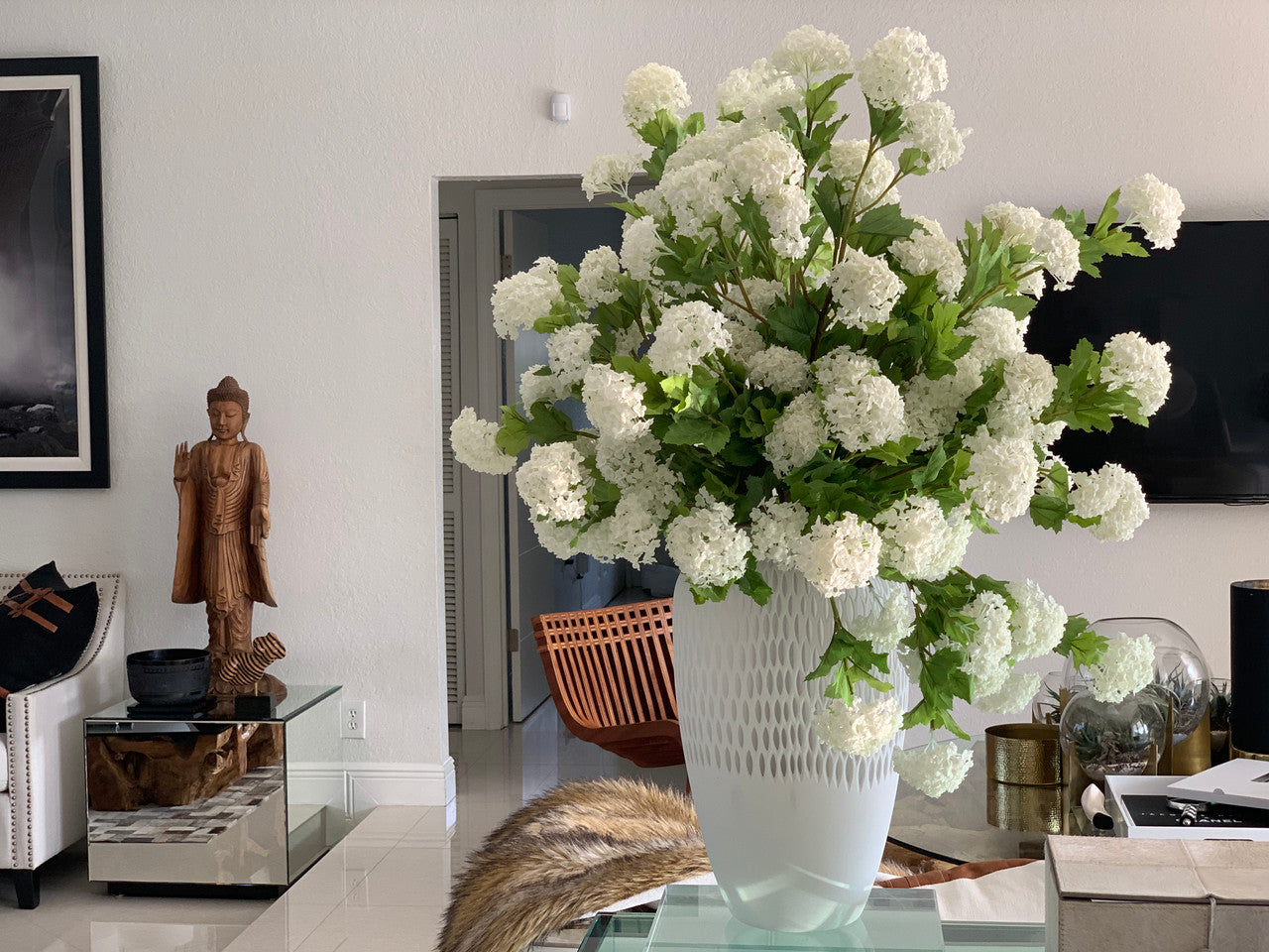 Vase Pelican aux hortensias boule de neige blancs