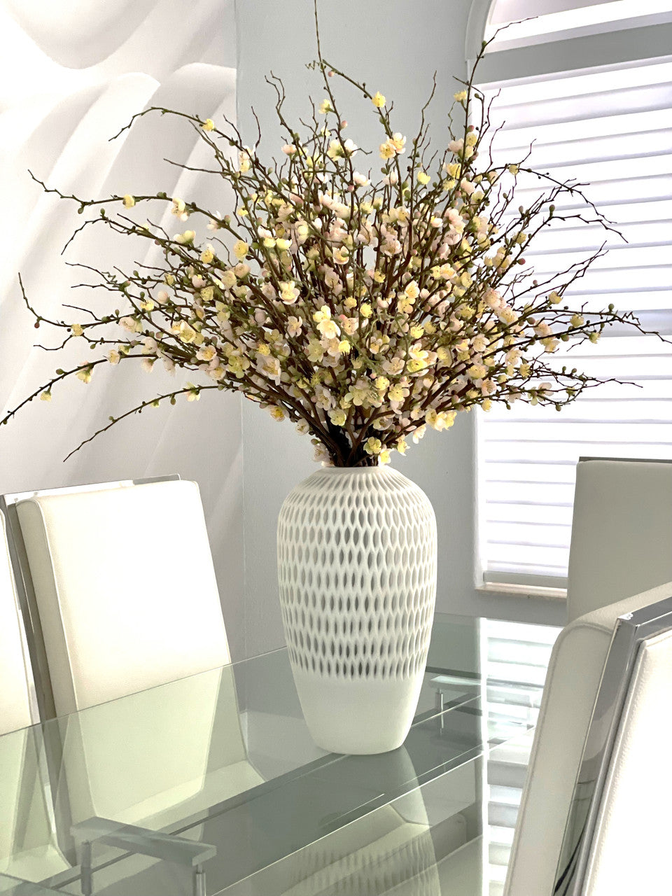 Fleurs de cerisier roses en vase Pelican