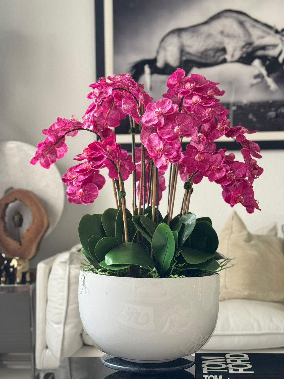 Orchidées rose fuchsia en coupe en fibre de verre blanc brillant