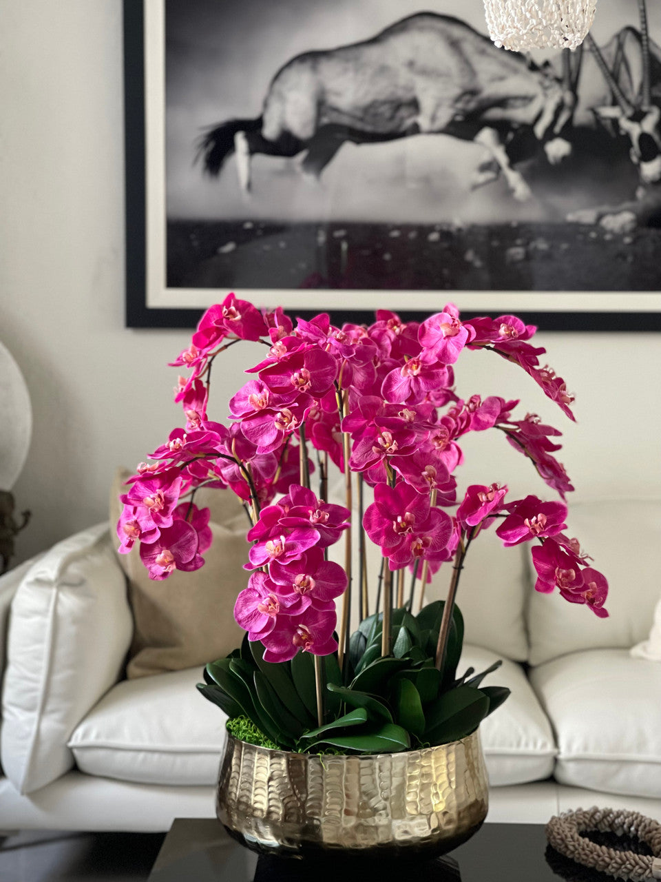 Composition florale d'orchidées Phalaenopsis roses en grand cache-pot doré