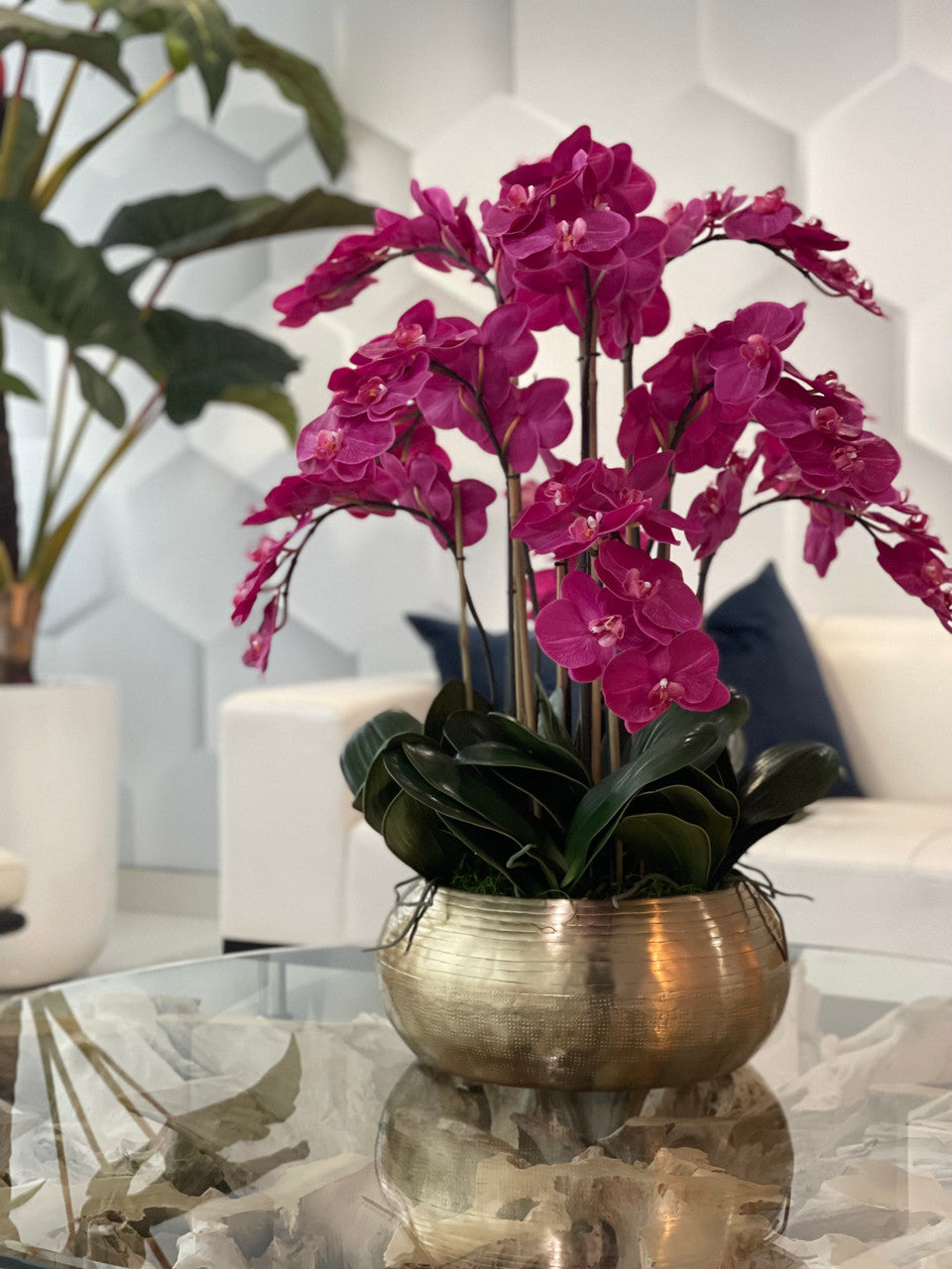 Orchidées Phalaenopsis roses en coupe Bowie en métal doré