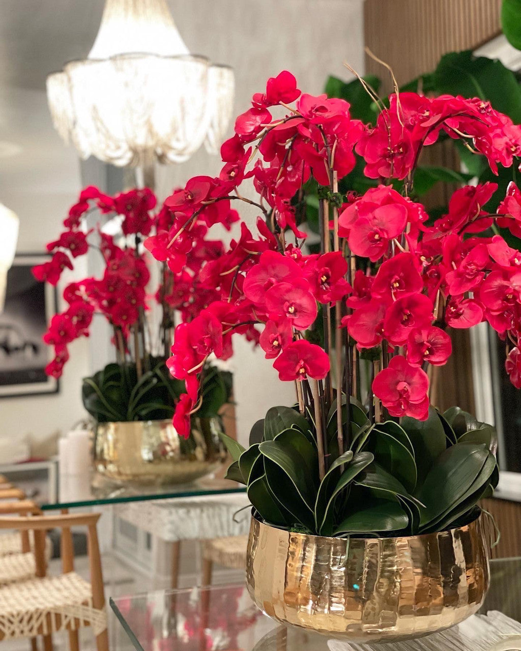 Composition florale d'orchidées Phalaenopsis rouges en grand cache-pot doré
