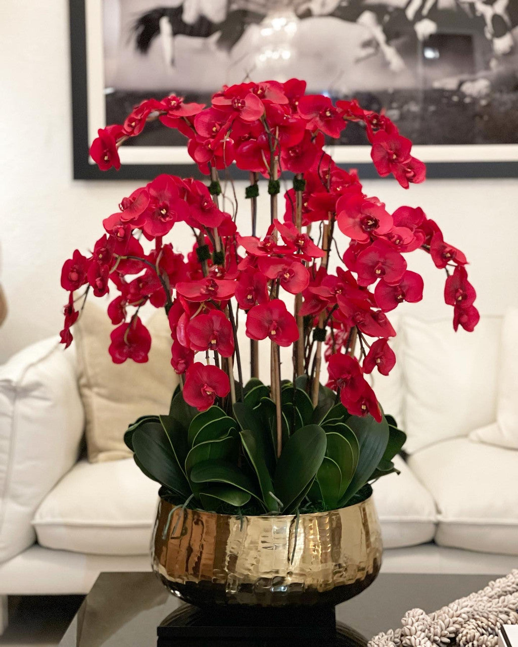 Composition florale d'orchidées Phalaenopsis rouges en cache-pot doré moyen