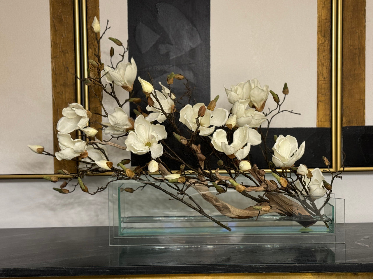 Cache-pot en verre incliné aux magnolias blancs