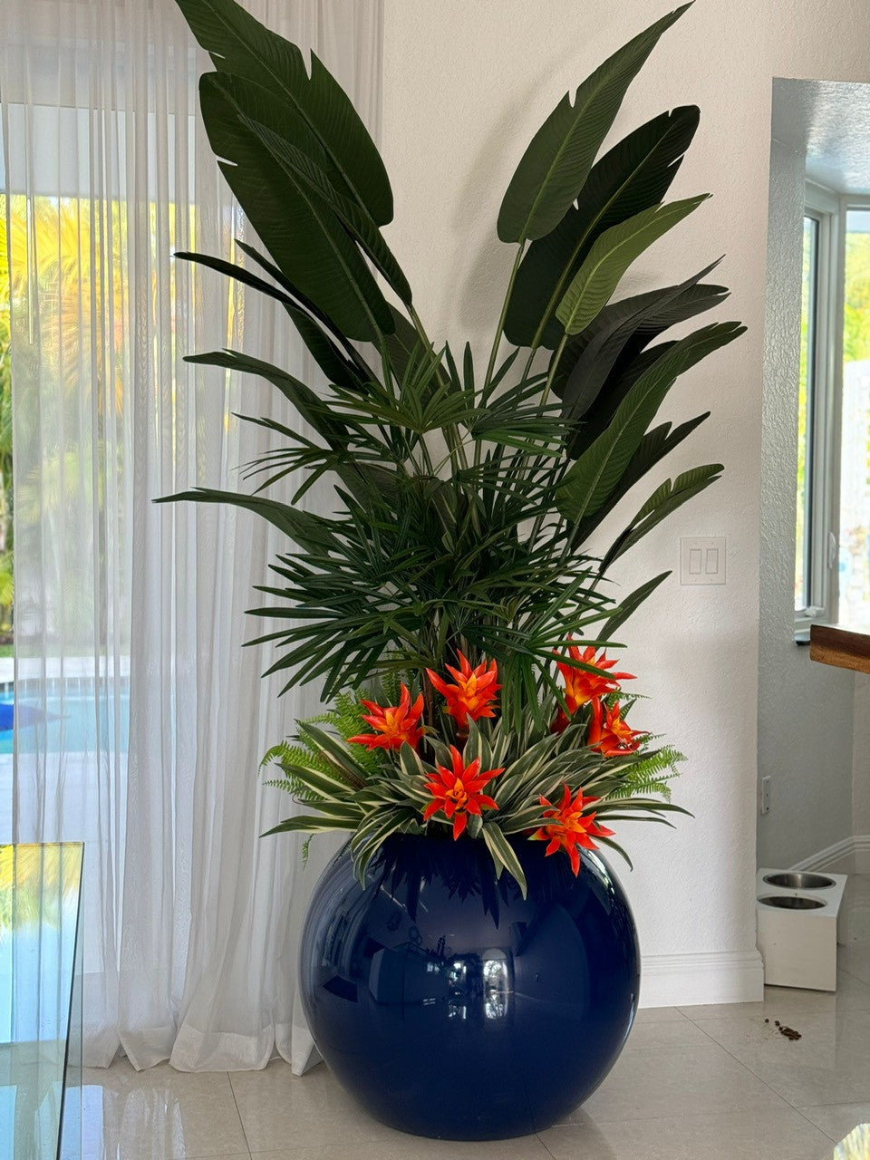 Plantes tropicales mélangées dans cache-pot globe bleu cobalt