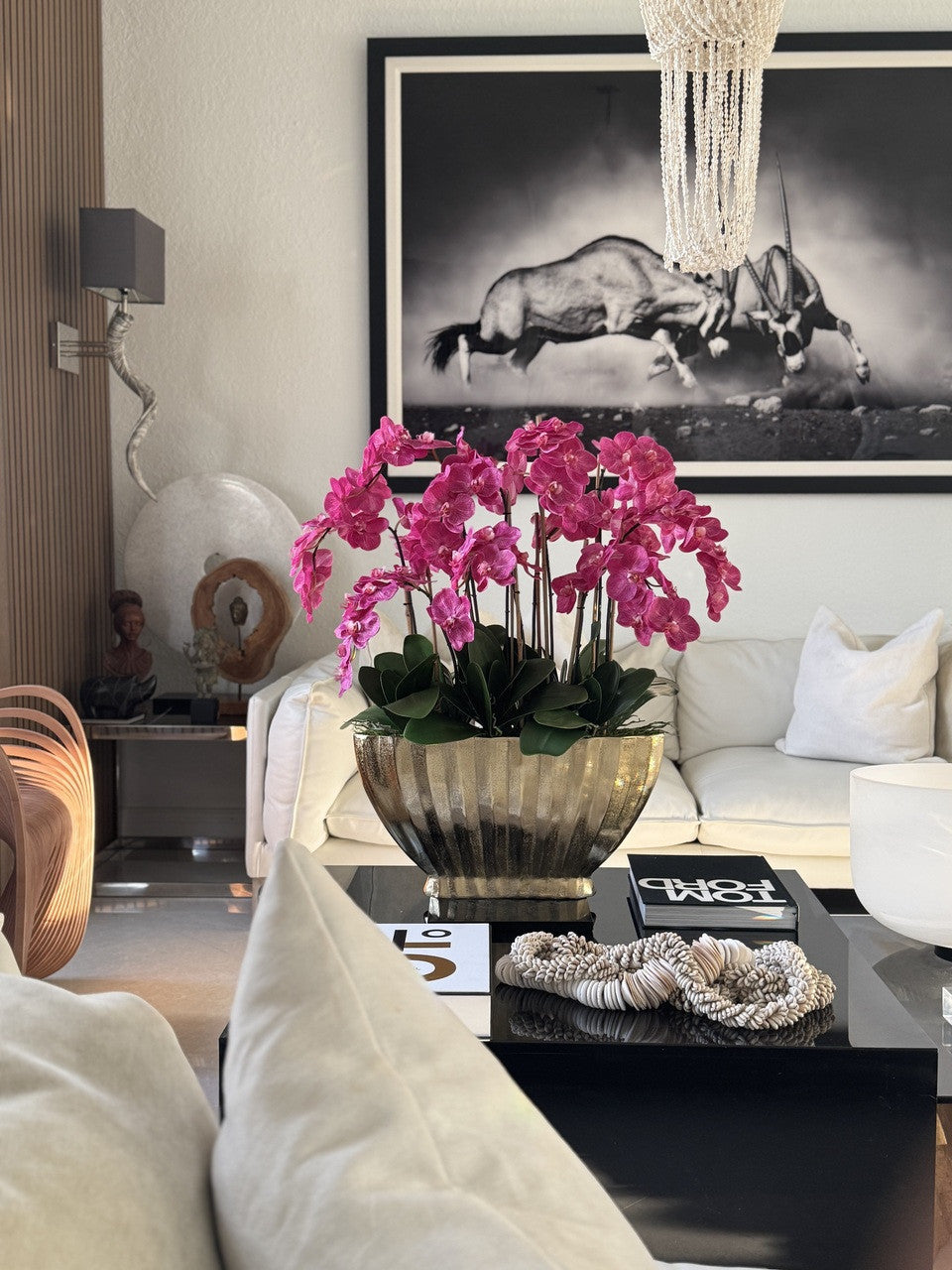 Vase Vivien doré aux orchidées Phalaenopsis roses