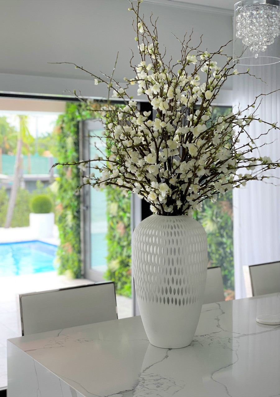 Fleurs de cerisier blanches dans vase Pelican