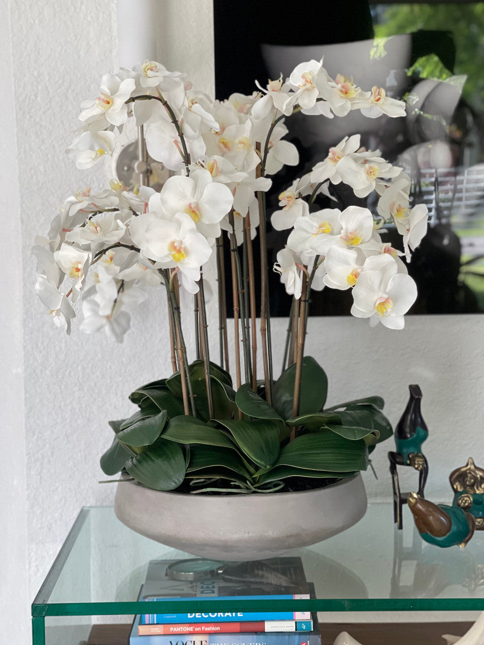 Orchidées blanches dans coupe Newport
