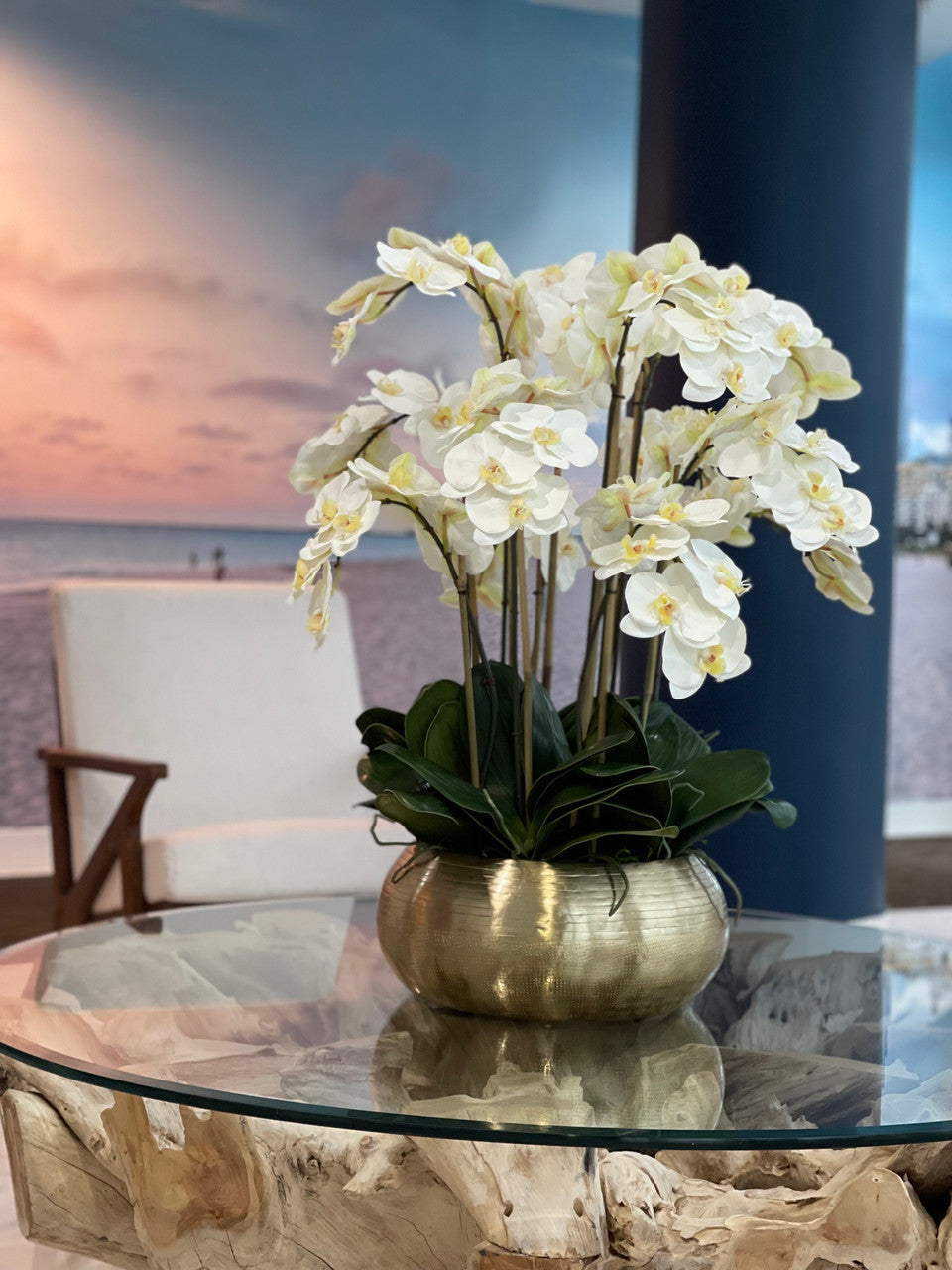 Orchidées Phalaenopsis blanches dans coupe Bowie en métal doré