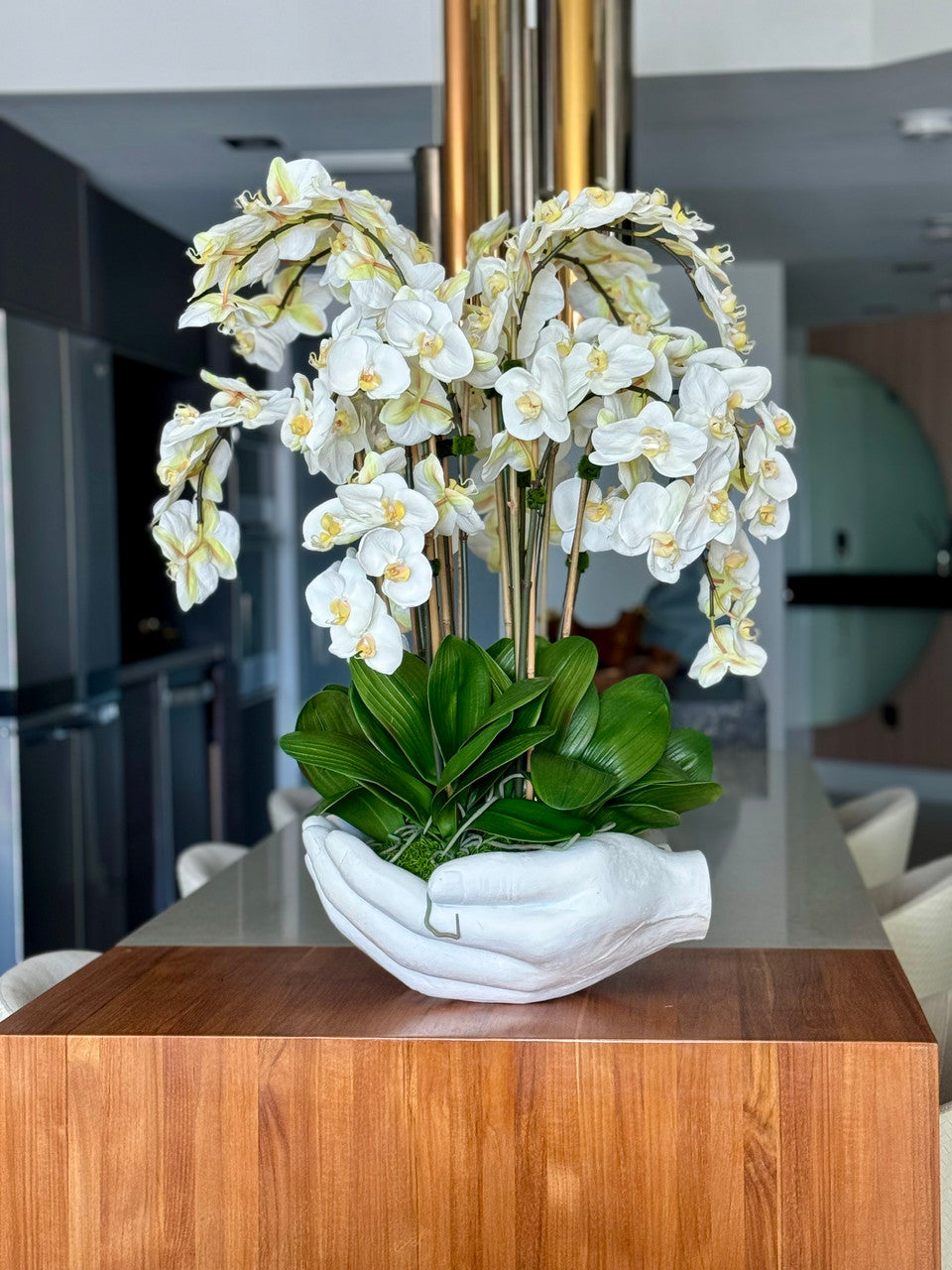 Orchidées Phalaenopsis blanches dans vase sculpture mains ouvertes blanc