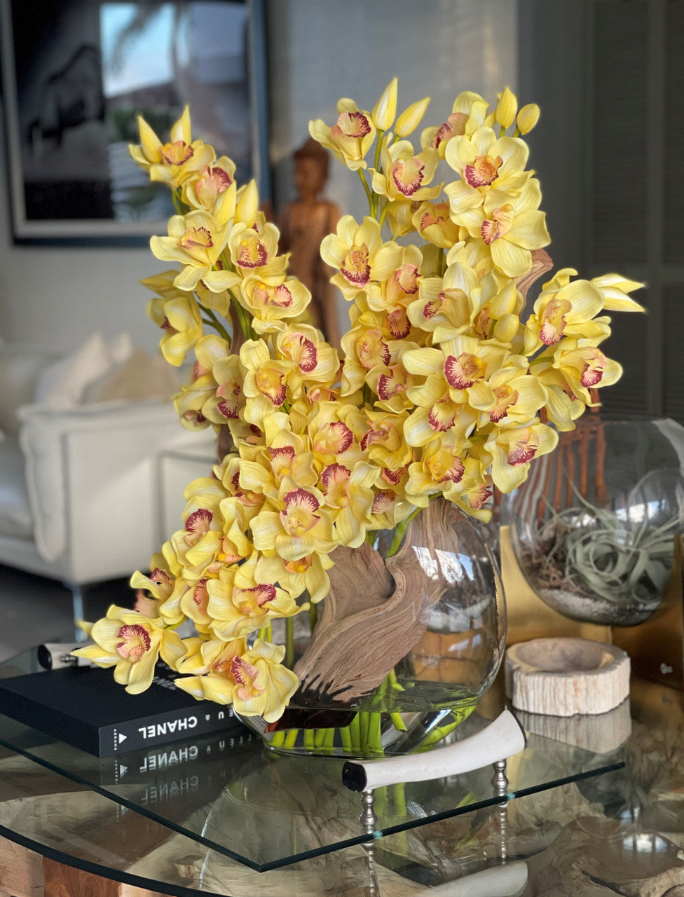 Cymbidiums jaunes dans vase lune